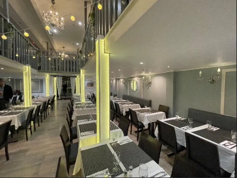 Retail in Courbevoie for lease - Interior Photo - Image 2 of 4