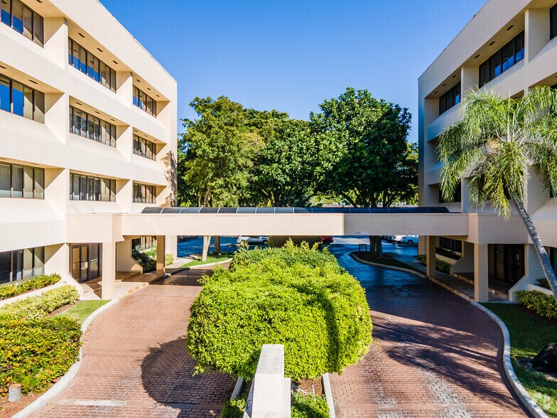 300 Lock Rd, Deerfield Beach, FL à louer - Photo du bâtiment - Image 2 de 8