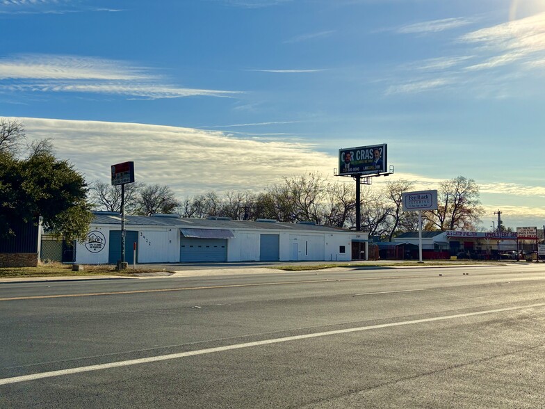 3414-3422 E Commerce St, San Antonio, TX à louer - Photo du bâtiment - Image 2 de 4