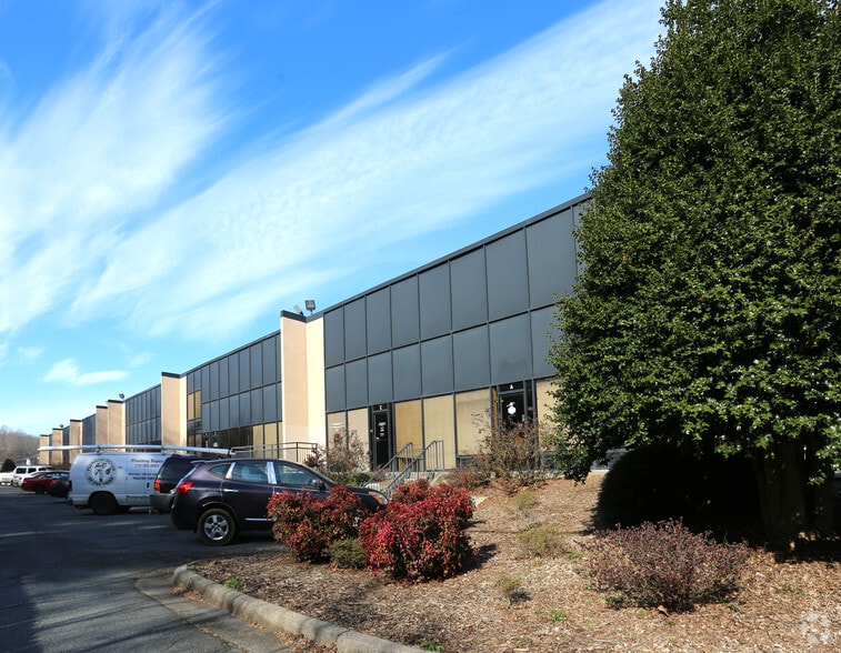 8065 North Point Blvd, Winston-Salem, NC for lease - Primary Photo - Image 2 of 3
