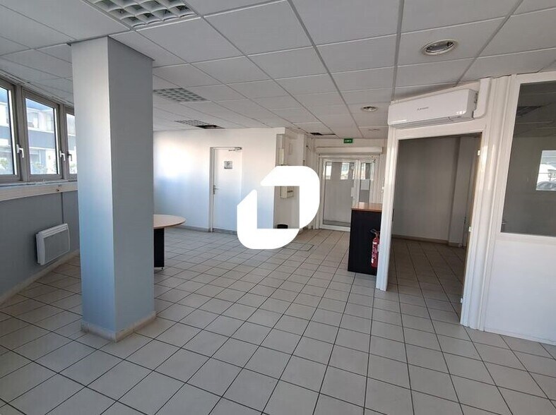 Flex in Nanterre for lease - Interior Photo - Image 2 of 10