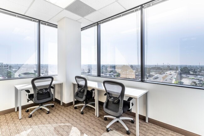 Plus de détails pour 6 Centerpointe Dr, La Palma, CA - Coworking à louer