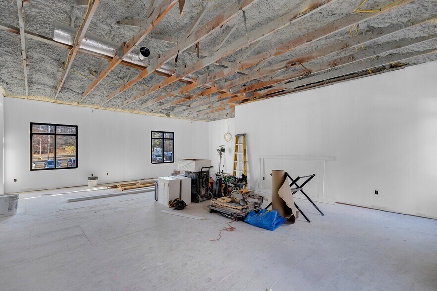 737 Bridgeport Ave, Shelton, CT à louer - Photo intérieure - Image 2 de 28