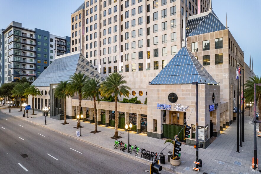 390 N Orange Ave, Orlando, FL à louer - Photo du bâtiment - Image 3 de 45