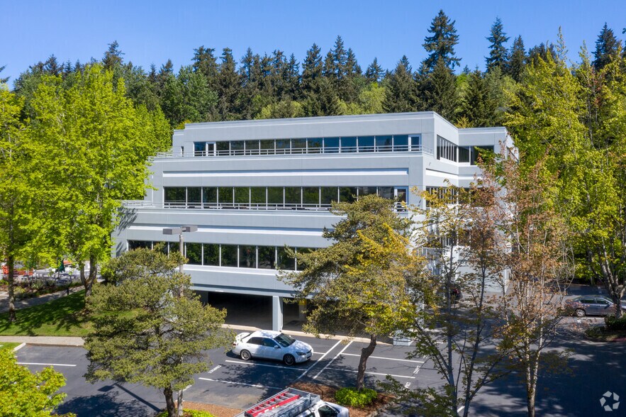 11000 NE 33rd Pl, Bellevue, WA à louer - Photo du bâtiment - Image 2 de 4