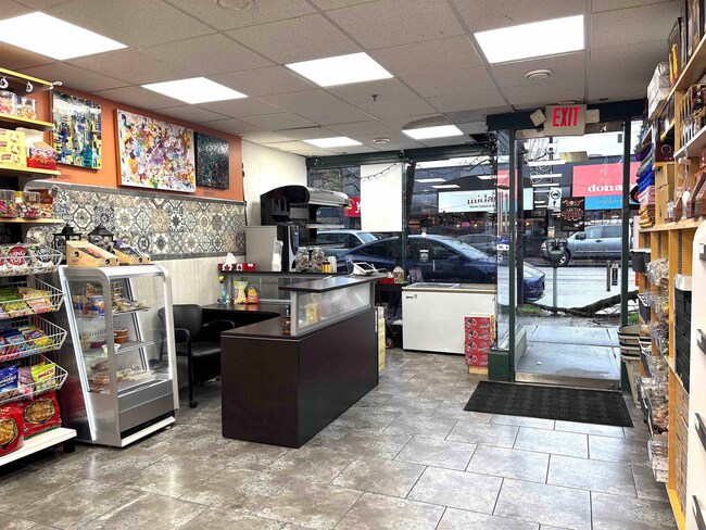 Plus de détails pour 3216 Broadway W, Vancouver, BC - Commerce de détail à vendre