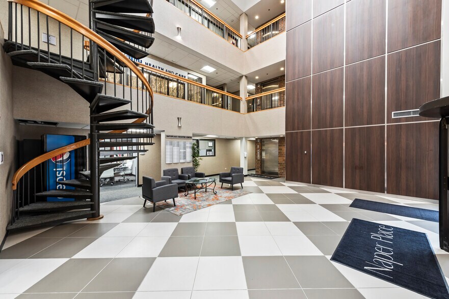 608 S Washington St, Naperville, IL à louer - Hall d’entrée - Image 3 de 7