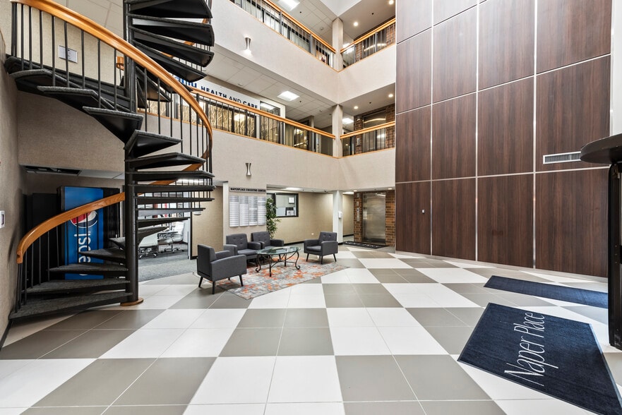 608 S Washington St, Naperville, IL for lease - Lobby - Image 3 of 7