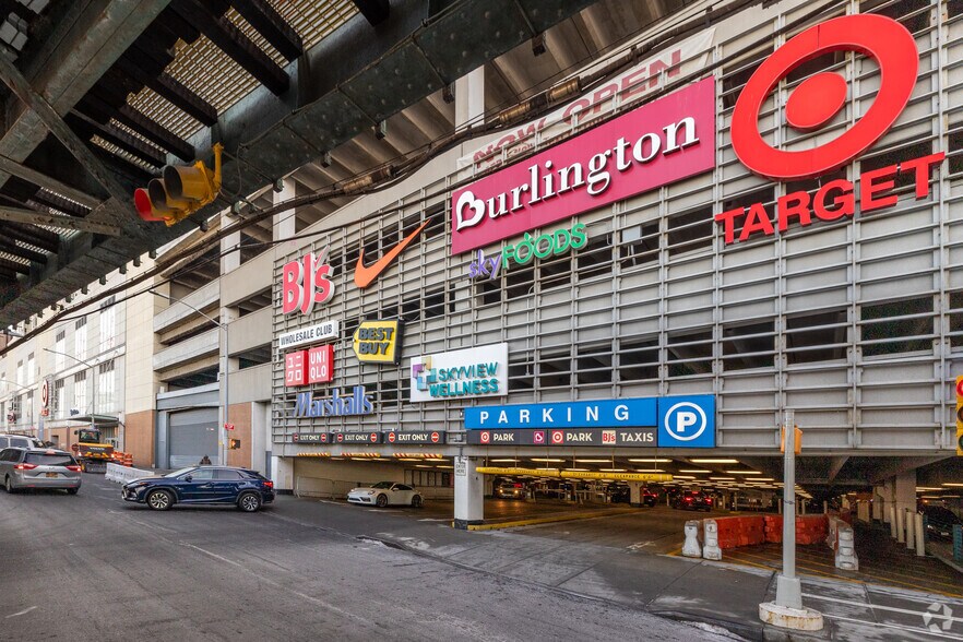 40-24 College Point Blvd, Flushing, NY à louer - Photo du bâtiment - Image 2 de 9