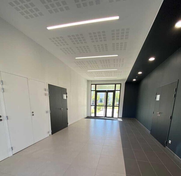 Office in Vénissieux for lease - Interior Photo - Image 3 of 46