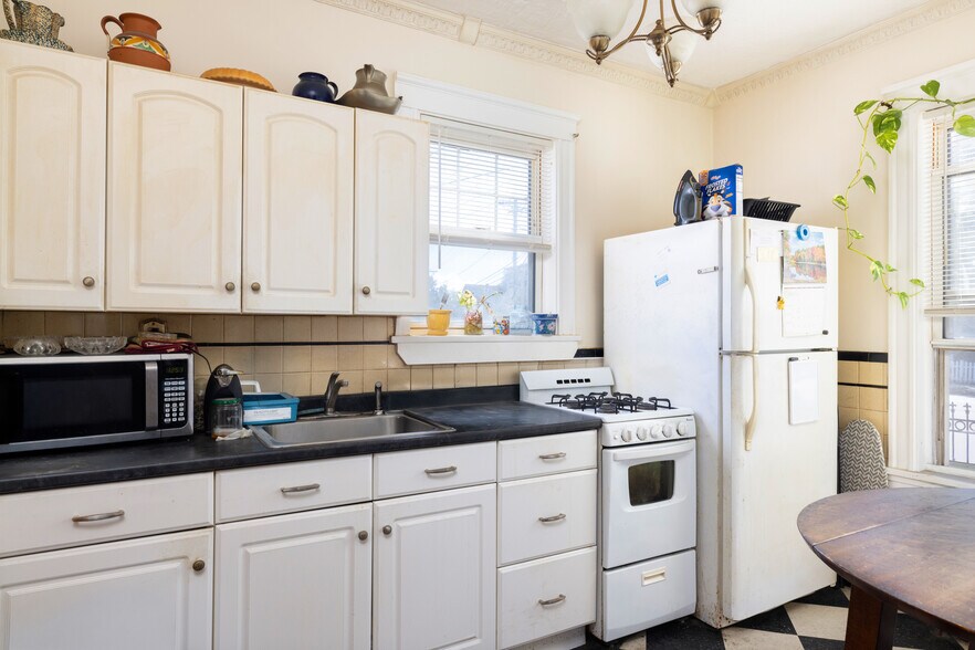 Lynn Portfolio portefeuille de 2 propriétés à vendre sur LoopNet.ca - Photo du bâtiment - Image 3 de 32