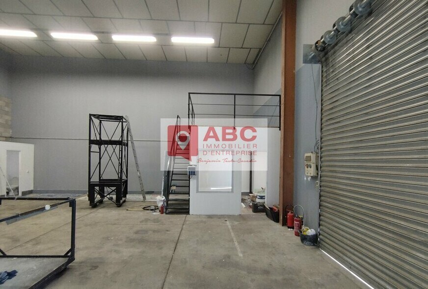 Flex in Vendargues for lease - Interior Photo - Image 1 of 8