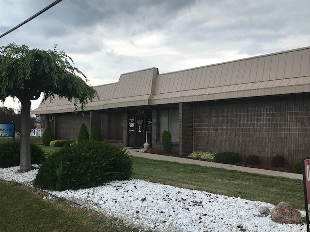 37211 Harper Ave, Clinton Township, MI à louer - Photo du bâtiment - Image 2 de 2