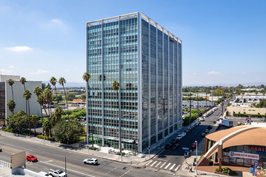 8155 Van Nuys Blvd, Panorama City, CA à louer - Photo du bâtiment - Image 2 de 22