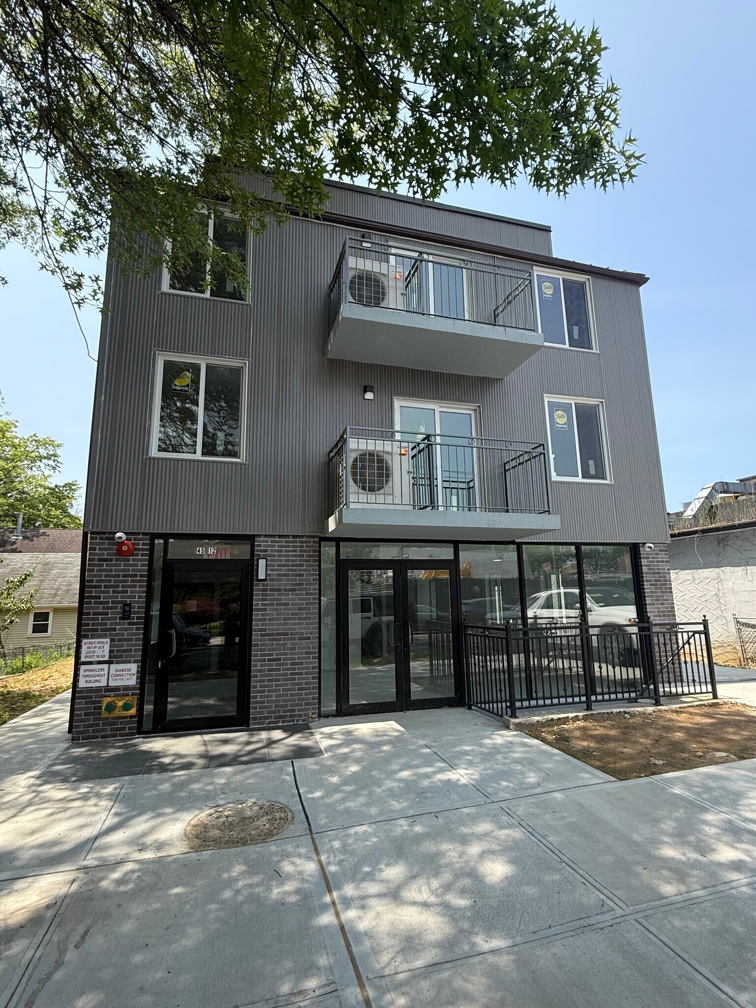 4512 211th St, Bayside, NY à louer Photo du bâtiment- Image 1 de 6