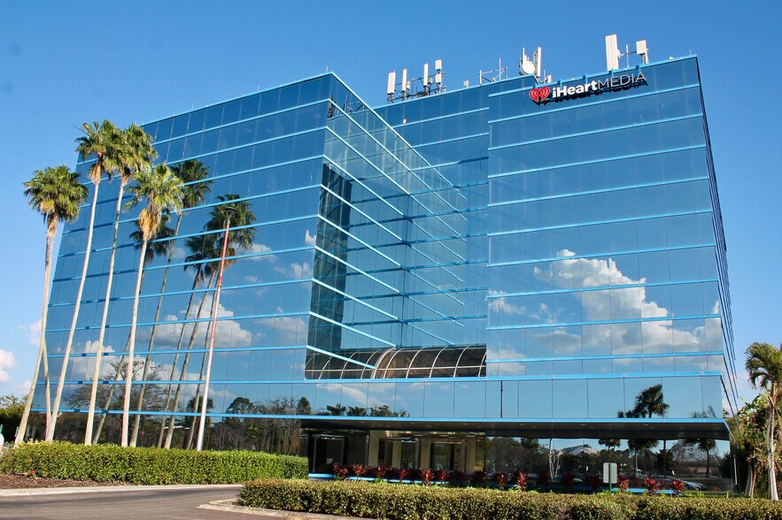 13577 Feather Sound Dr, Clearwater, FL à vendre - Photo du bâtiment - Image 3 de 22