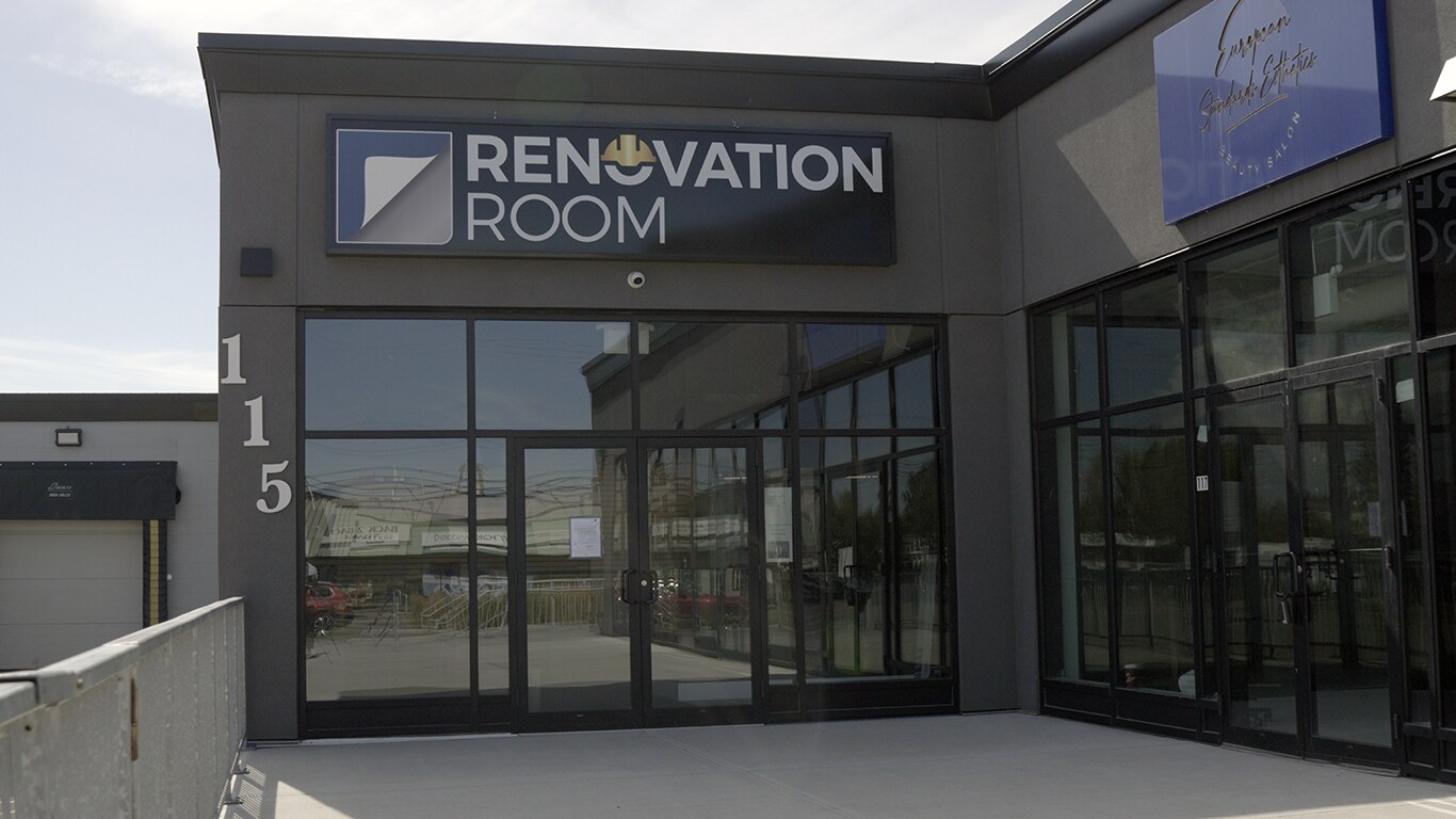 121 58th Ave SW, Calgary, AB à louer Photo du bâtiment- Image 1 de 9