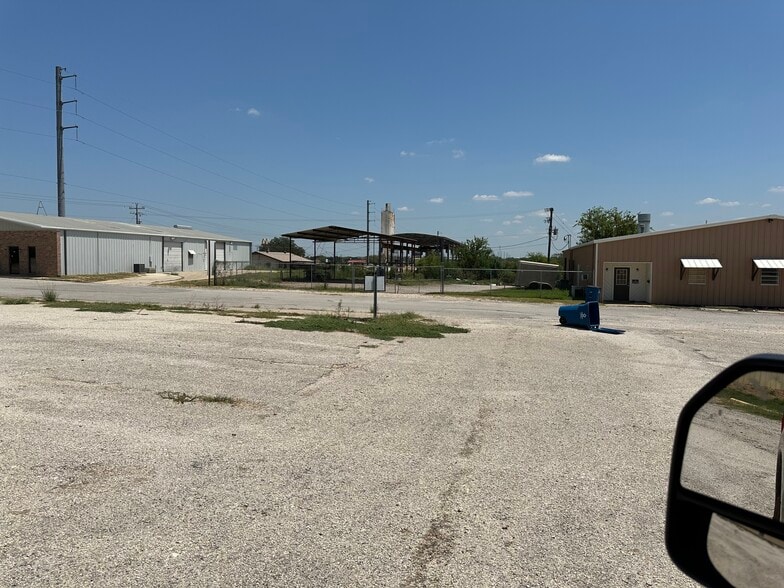 103 Turner Ln, Floresville, TX for sale - Building Photo - Image 2 of 4