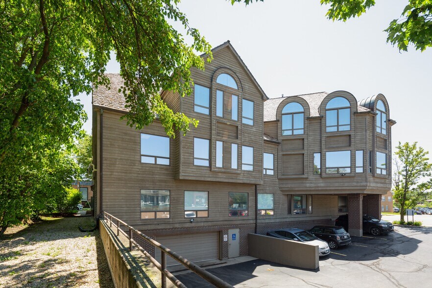 330 E Main St, Barrington, IL à louer - Photo du bâtiment - Image 3 de 13