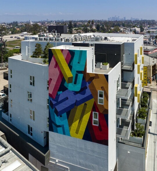 5103 W Adams Blvd, Los Angeles, CA à louer - Photo du bâtiment - Image 2 de 10