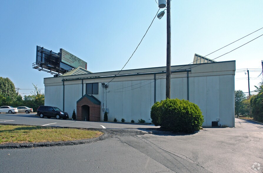 8609 Kingston Pike, Knoxville, TN à louer - Photo du bâtiment - Image 2 de 14