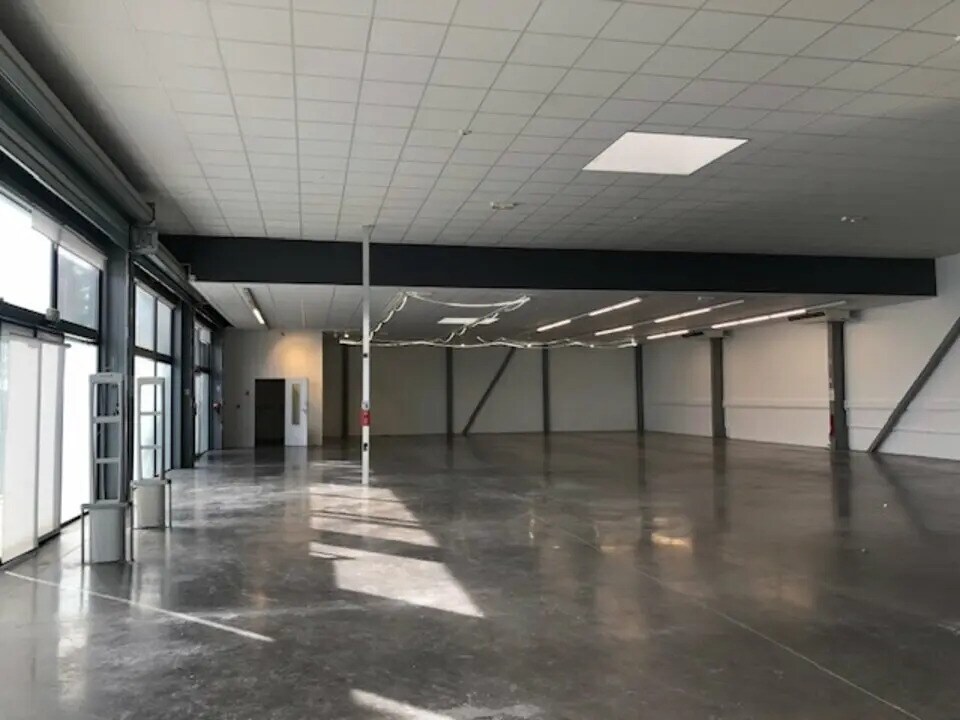 Retail in Pertuis for lease Primary Photo- Image 1 of 4