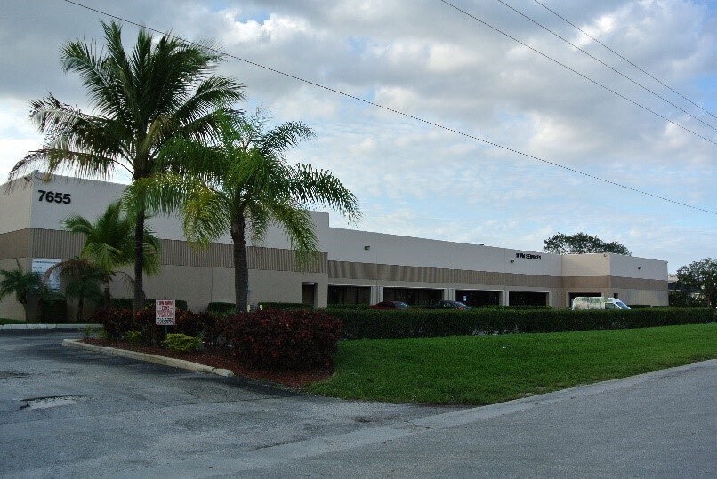 7656 Byron Dr, Riviera Beach, FL à louer - Photo du bâtiment - Image 2 de 2