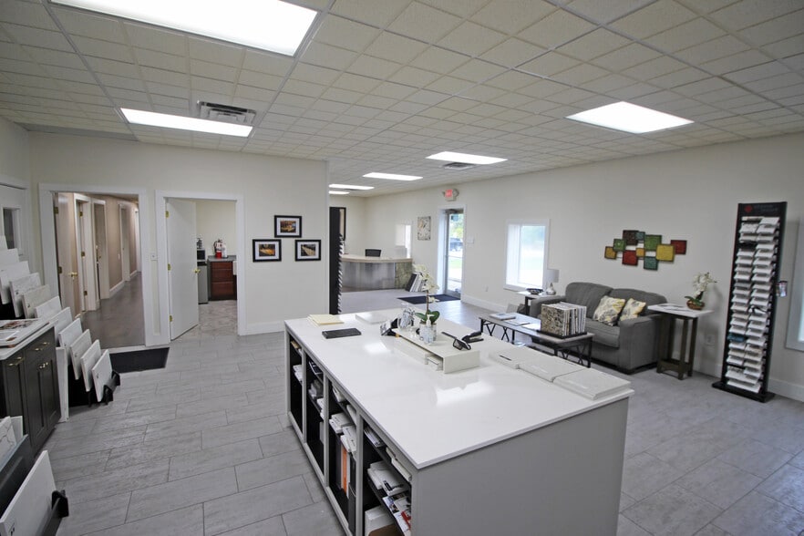 Pierceton Industrial Complex portefeuille de 2 propriétés à vendre sur LoopNet.ca - Photo du bâtiment - Image 2 de 4