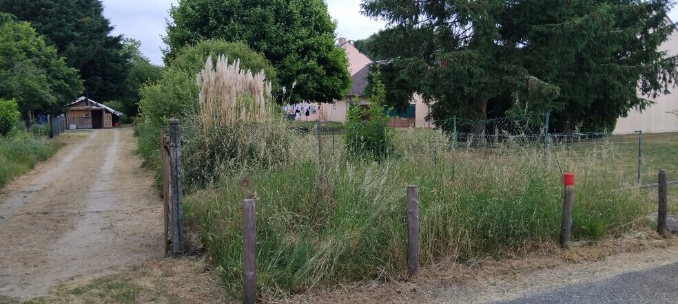 Land in Les Bordes for sale - Building Photo - Image 2 of 3