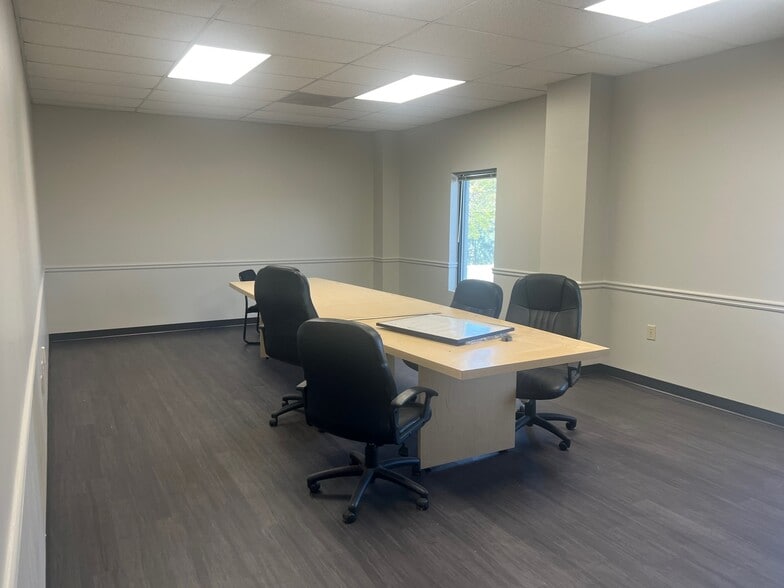 1128 Brett Dr, Conyers, GA for lease - Interior Photo - Image 2 of 7