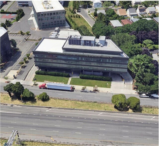 16-16 Whitestone Expy, Flushing, NY à louer - Photo du bâtiment - Image 3 de 13