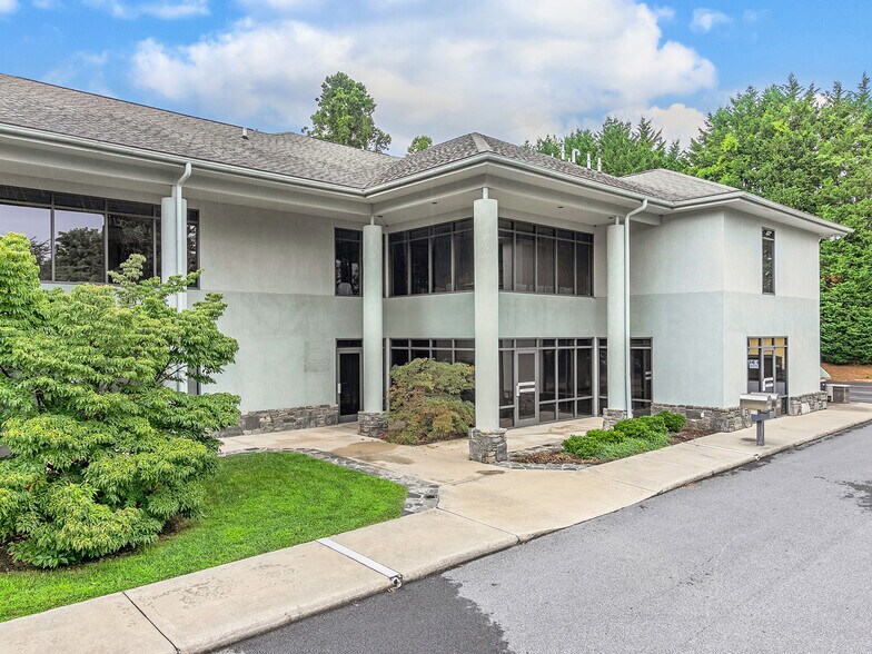 902 Fleming St, Hendersonville, NC à louer - Photo du bâtiment - Image 2 de 7