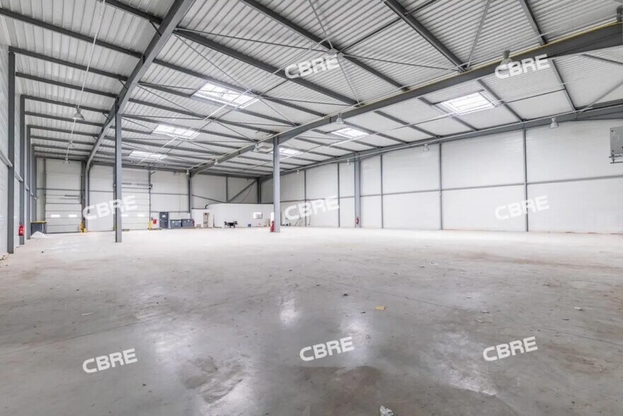 Office in Lieusaint for lease - Interior Photo - Image 2 of 24