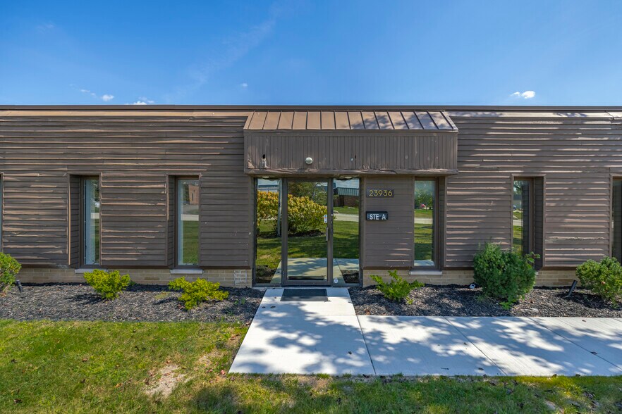 23936 Industrial Park Dr, Farmington Hills, MI à vendre - Photo du bâtiment - Image 3 de 42