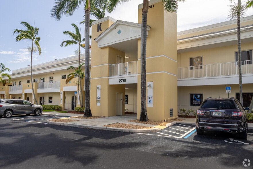 2781 Vista Pky, West Palm Beach, FL à louer - Photo du bâtiment - Image 2 de 11