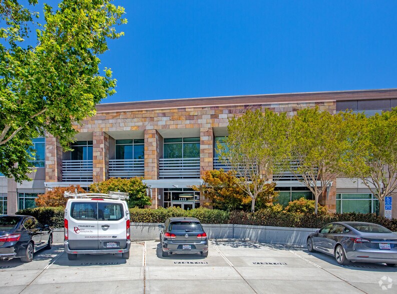 1235 Radio Rd, Redwood City, CA à louer - Photo du bâtiment - Image 2 de 5