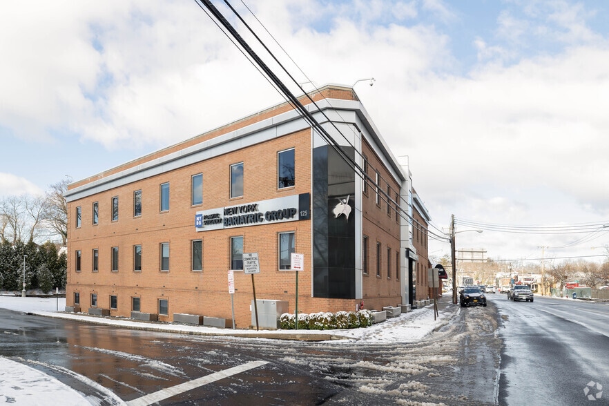125 Mineola Ave, Roslyn Heights, NY for sale - Building Photo - Image 3 of 13