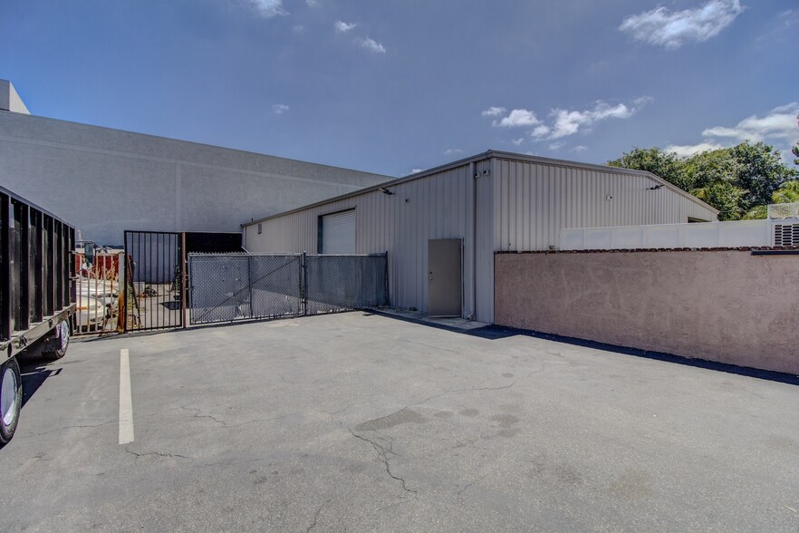 1116 N Harbor Blvd, Santa Ana, CA for lease - Building Photo - Image 3 of 15
