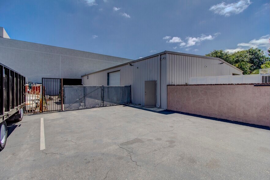 1116 N Harbor Blvd, Santa Ana, CA à louer - Photo du bâtiment - Image 3 de 15