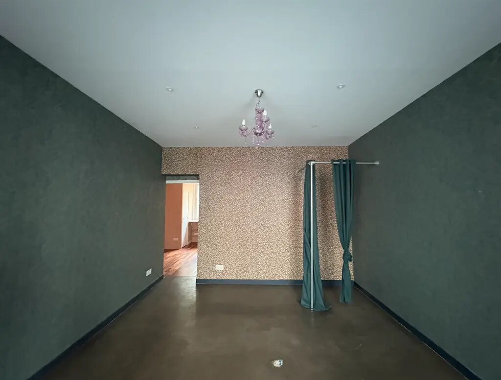 Flex in Paris for lease Building Photo- Image 1 of 6