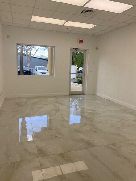 3425 Radio Rd, Naples, FL à vendre - Photo du bâtiment - Image 2 de 16