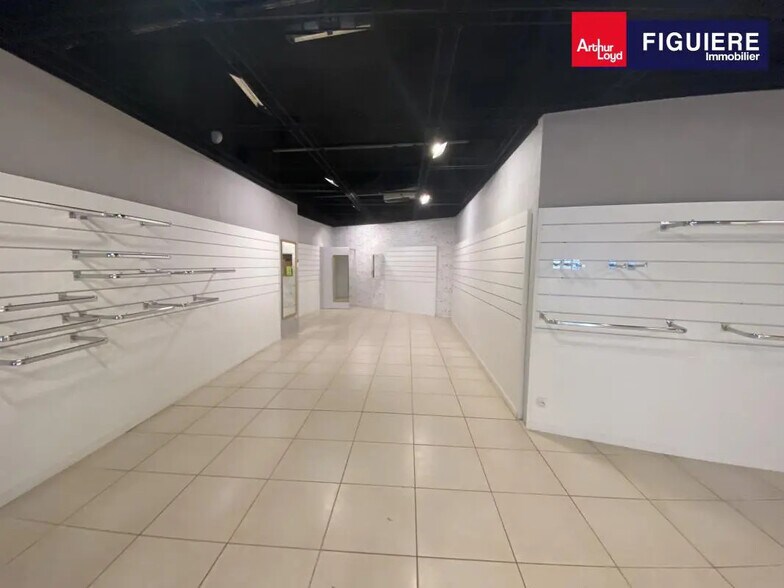 Retail in Salon-de-Provence for lease - Building Photo - Image 3 of 17