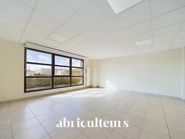 Flex in Gellainville for lease - Interior Photo - Image 1 of 11