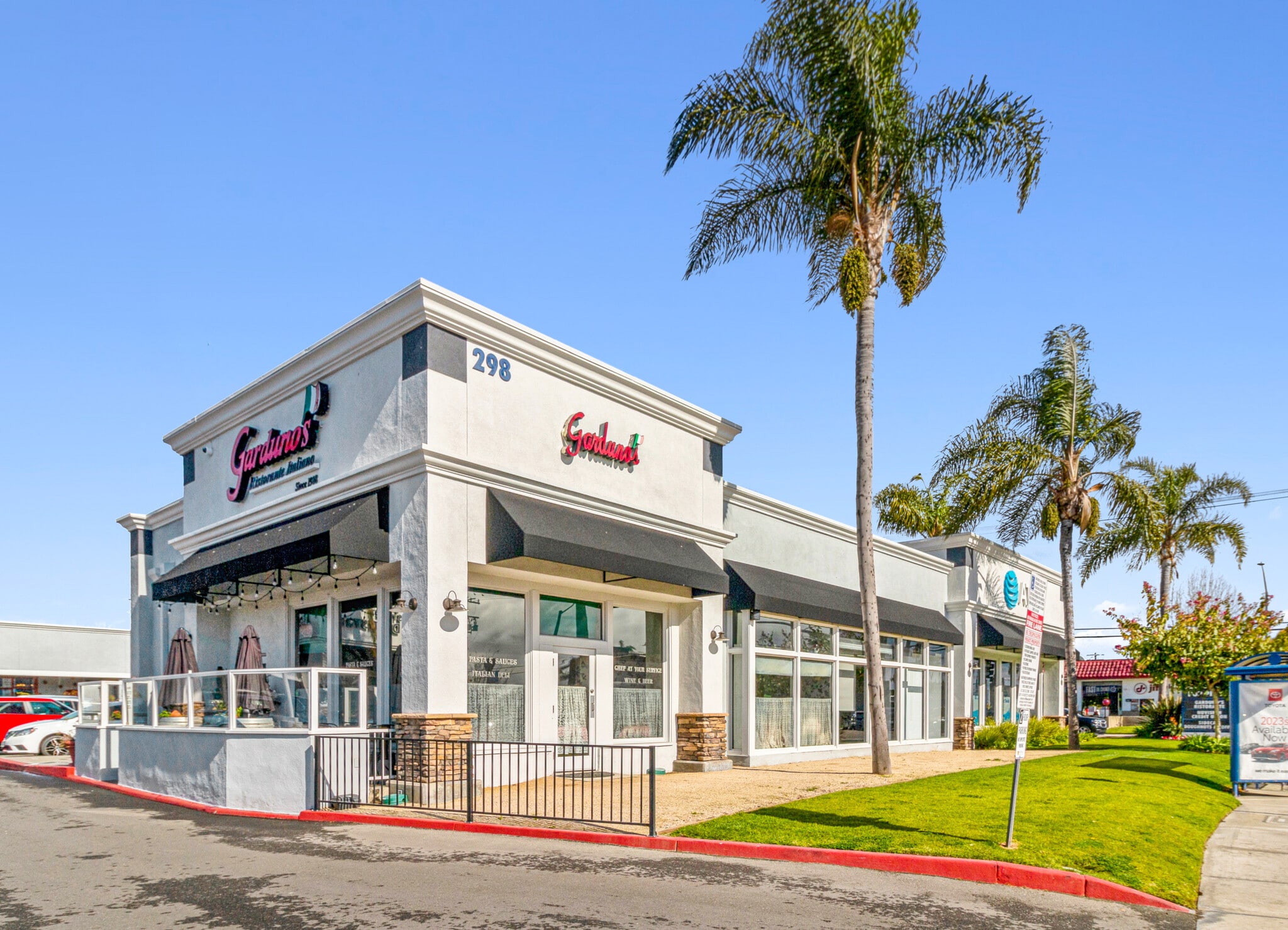 250 E 17th St, Costa Mesa, CA à louer Photo du bâtiment- Image 1 de 2