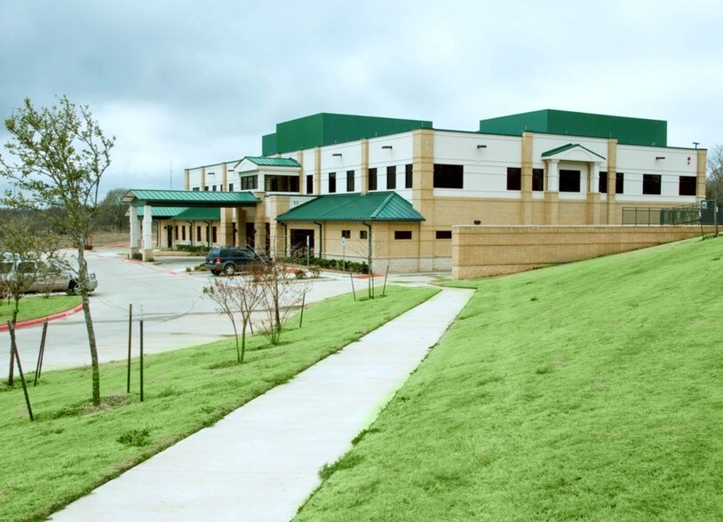 300 Willow Creek Pky, Palestine, TX à louer - Photo du bâtiment - Image 2 de 8