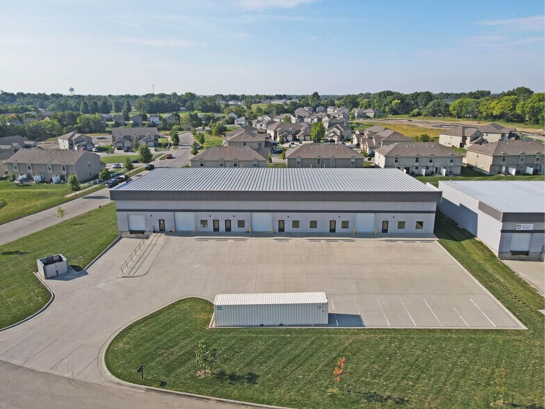 10909 Industrial Cir, Peculiar, MO à louer - Photo du bâtiment - Image 1 de 4