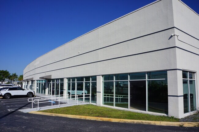 Plus de détails pour 755-833 NW 167th St, Miami, FL - Local d'activités à louer
