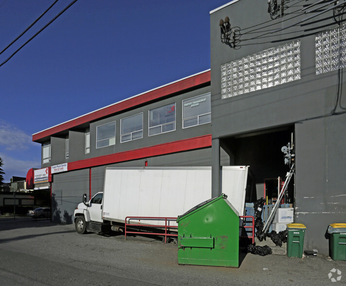 6305-6325 Fraser St, Vancouver, BC à louer - Photo du bâtiment - Image 3 de 10