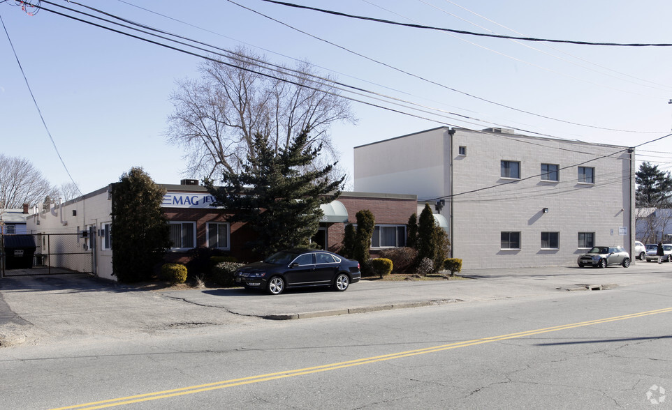 838 Dyer Ave, Cranston, RI for lease - Primary Photo - Image 1 of 17