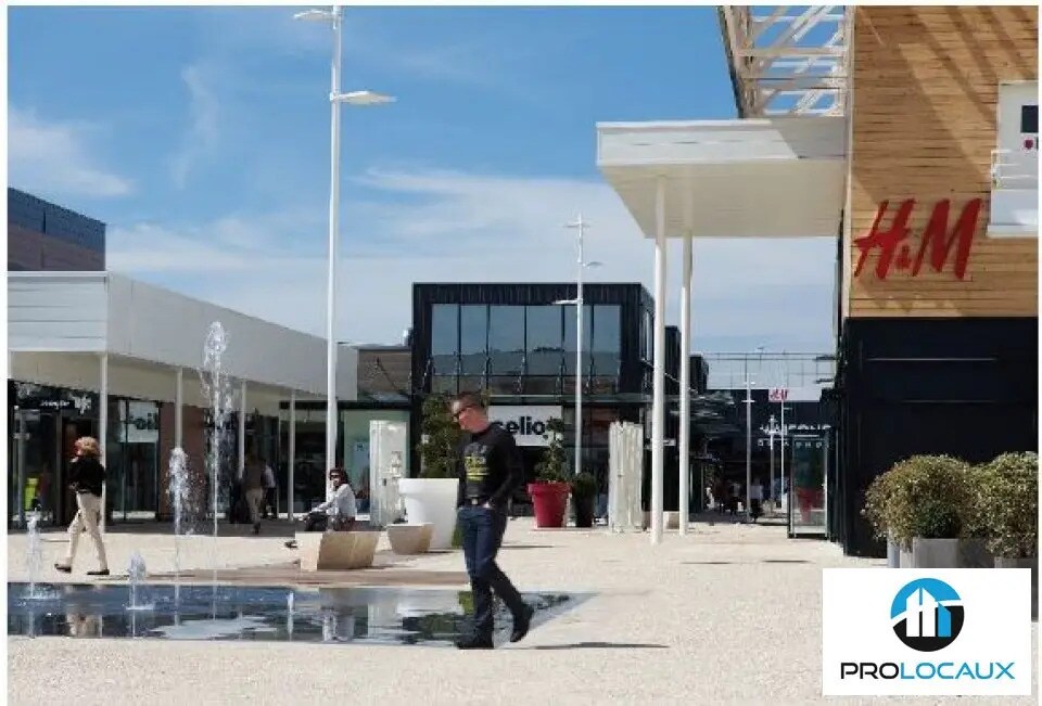 Retail in Saint-Maximin for lease Building Photo- Image 1 of 6